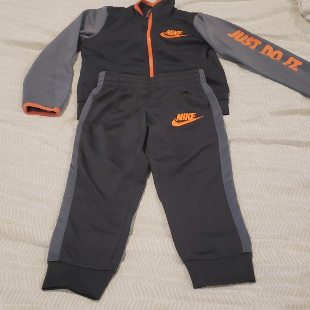 Nike jogger suit